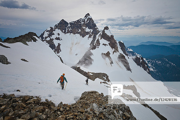 Fernsicht auf drei abenteuerlustige Bergsteiger beim Besteigen des Foley Peak  North Cascade Mountain Range  Chilliwack  British Columbia  Kanada