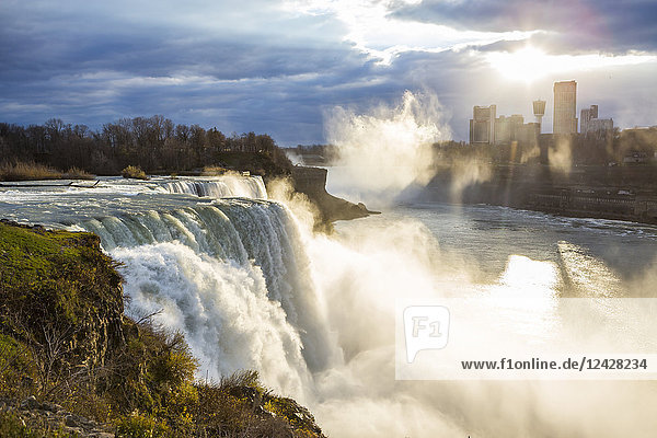 Majestätischer Blick auf den Wasserfall  Niagara Falls  New York State  USA