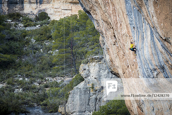 Entfernte Ansicht Schuss von einzelnen abenteuerlichen weiblichen Felskletterer Klettern Klippe  Siurana  Katalonien  Spanien