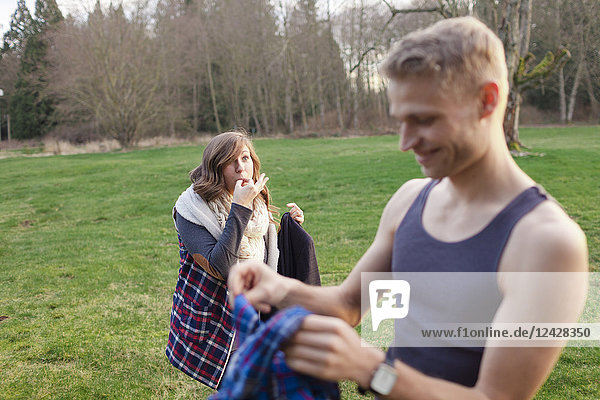 Freundin pfeift ihren Freund an  während er sein Hemd wechselt