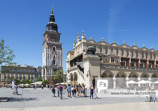 Krakau  Hauptmarkt mit Tuchhallen und Rathausturm  Polen