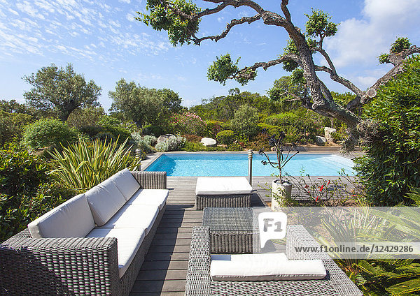 Garten mit Sitzmöbel und Pool