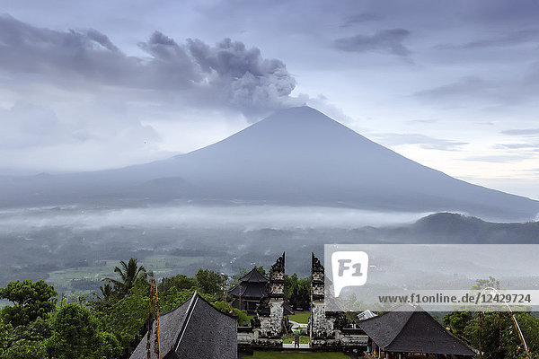 Majestätische Landschaft mit Blick auf den Vulkan Mt. Agung und den Tempel Pura Lempuyang  Bali  Indonesien