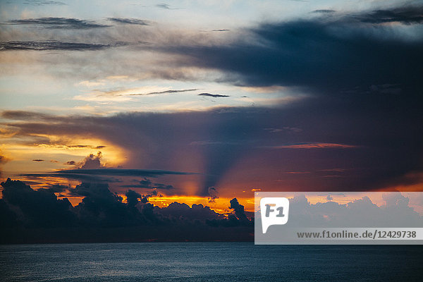 Schöne Aussicht auf stimmungsvollen Himmel mit Wolken bei Sonnenuntergang über dem Meer