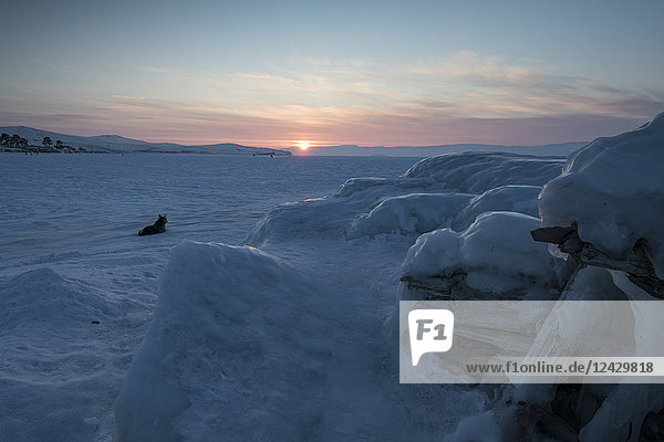 Ruhige Szene mit Blick auf den Baikalsee im Winter bei Sonnenuntergang  Khuzhir  Gebiet Irkutsk  Sibirien  Russland