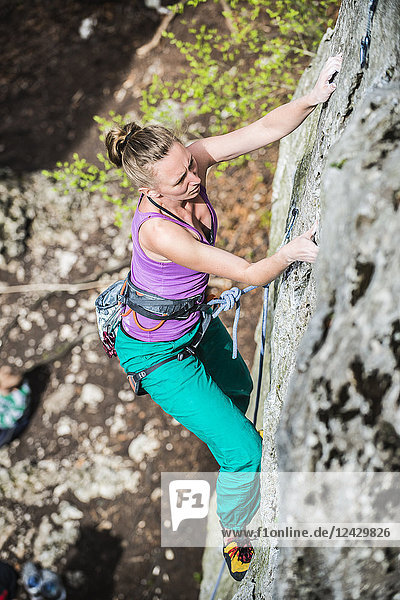 Blick von oben auf eine abenteuerlustige Frau beim Klettern am Felsen  Jura  Olkusz  Woiwodschaft Malopolskie  Polen