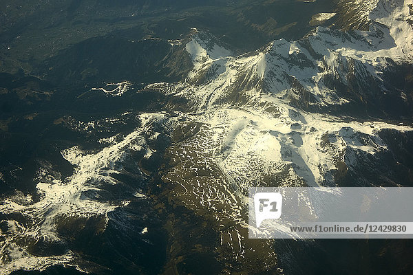 Majestätische Naturlandschaft mit Blick auf schneebedeckte Berge aus der Luft