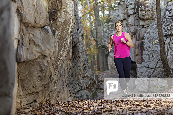 Frontansicht einer Frau beim Trailrunning in natürlicher Umgebung  Moss Rock Preserve  Hoover  Alabama  USA