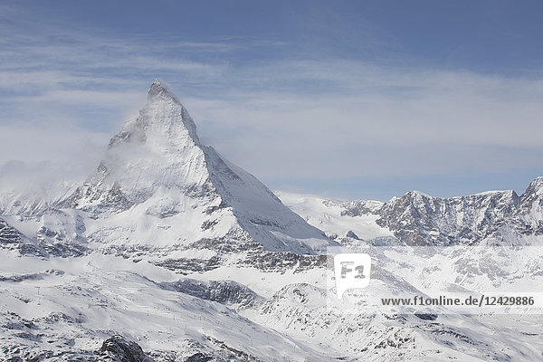 Majestätischer Blick auf den schneebedeckten Gipfel des Matterhorns  Zermatt  Kanton Wallis  Schweiz
