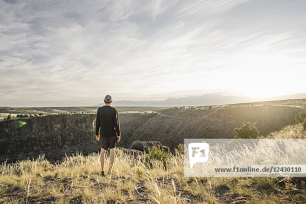 Rückansicht eines Mannes mit Blick auf die Rio Grande Schlucht  Taos  New Mexico  USA