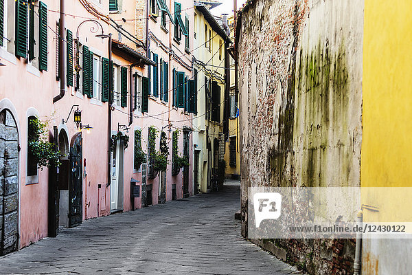 Enge Straße in der Altstadt von Lucca  Toskana  Italien