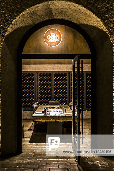 Blick auf Tisch und Stühle im Verkostungsraum einer Weinkellerei  Mendoza  Argentinien