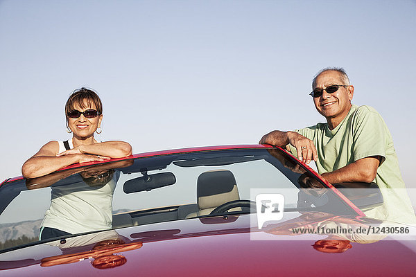 Ein hippes älteres hispanisches Ehepaar auf einer Autoreise im Osten des Bundesstaates Washington  USA.