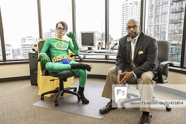 Kaukasischer Mann Büro Superheld mit seinem Berater  einem schwarzen Geschäftsmann.