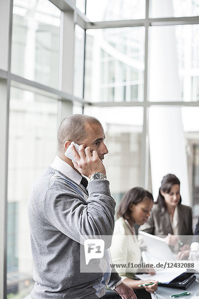 Ein Geschäftsmann aus dem Nahen Osten am Telefon während eines Treffens.