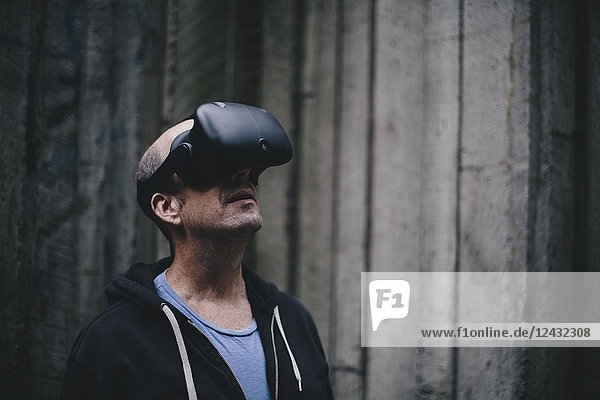 Ein Mann mittleren Alters mit einem Virtual-Reality-Headset.
