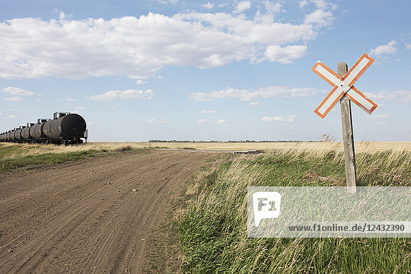 Ölzugwagen und Straßenkreuzung  in der Nähe von Swift Current  Saskatchewan  Kanada.