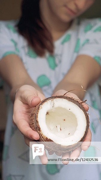 Hände  die Kokosnussscheiben drehen