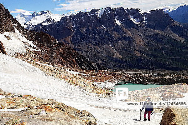Ein Bergsteiger im Hinterland unterhalb des Monte Fitz Roy  El Chalten  Argentinisches Patagonien  Argentinien  Südamerika