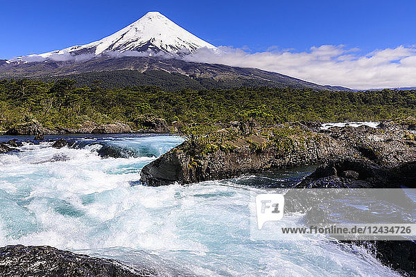 Stromschnellen von Petrohue  schneebedeckter  kegelförmiger Vulkan Osorno  Nationalpark Vicente Perez Rosales  Quelle  Seengebiet  Chile  Südamerika