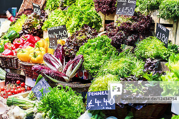 Obst und Gemüse an einem Stand auf dem Borough Market  Southwark  London  England  Vereinigtes Königreich  Europa