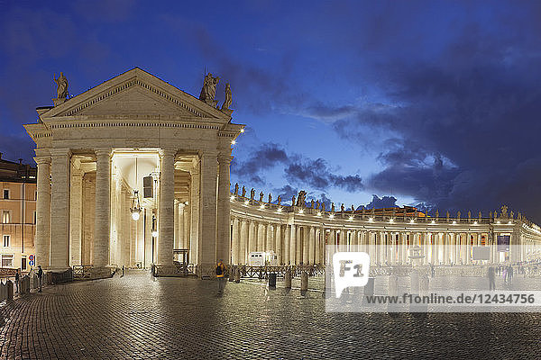 Petersplatz  Kolonnade von Bernini  UNESCO-Weltkulturerbe  Vatikanstadt  Rom  Latium  Italien  Europa