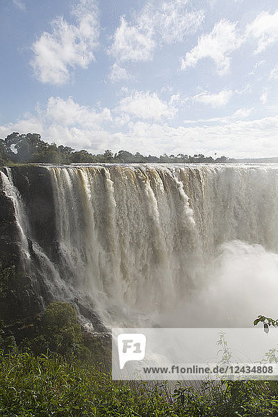 Der Sambesi stürzt über den Victoria-Wasserfall (Mosi-oa-Tunya)  UNESCO-Welterbe  an der Grenze zwischen Simbabwe und Sambia  Afrika