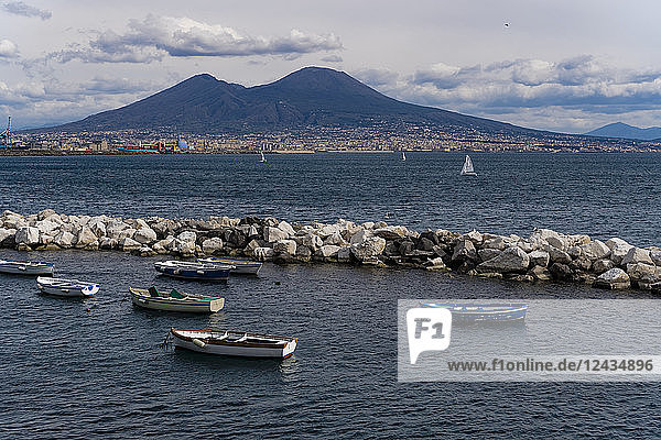 Tagesansicht des Vesuvs  des aktiven Vulkans  vom Golf von Neapel aus gesehen mit Gebäuden an Land  Neapel  Kampanien  Italien  Europa