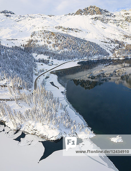 Luftaufnahme der Strasse um den zugefrorenen Silsersee  Plaun da Lej  Region Maloja  Kanton Graubünden  Engadin  Schweiz  Europa (Drohne)