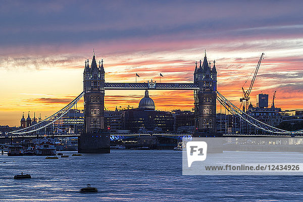 Tower Bridge  St. Paul's Cathedral und die Skyline der Stadt über der Themse bei Sonnenuntergang  London  England  Vereinigtes Königreich  Europa