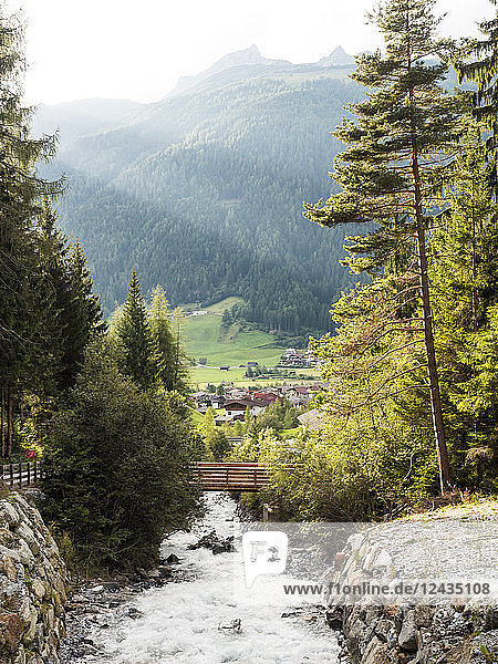 Gebirgsfluss in den Stubaier Alpen (Stubaital)  Tirol  Österreich  Europa