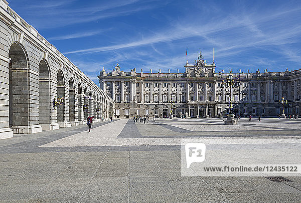 Blick auf den Königspalast an einem sonnigen Morgen  Madrid  Spanien  Europa