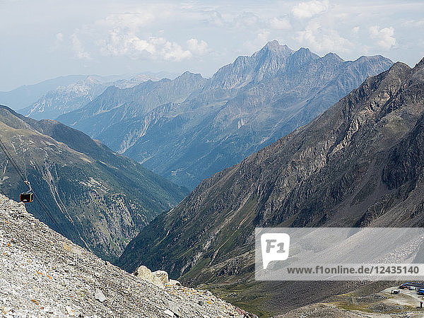 Blick vom Stubaier Gletscher in den österreichischen Alpen  Stubaital  Tirol  Österreich  Europa