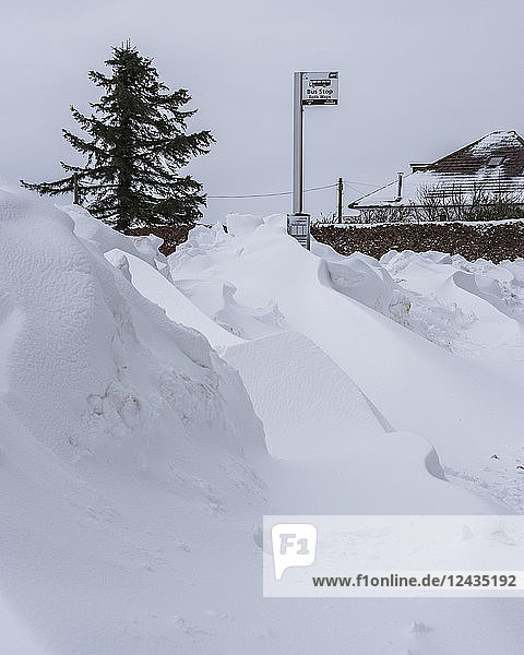 Schneeverwehungen an einer Bushaltestelle am Rande von Lennoxtown  am Fuße der Campsie Fells  East Dunbartonshire  Schottland  Vereinigtes Königreich  Europa