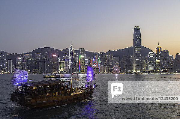 Dschunkenboot im Victoria-Hafen in der Abenddämmerung  Hongkong-Insel  Hongkong  China  Asien