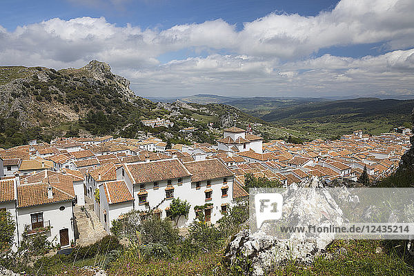 Blick über das andalusische weiße Dorf  Grazalema  Naturpark Sierra de Grazalema  Andalusien  Spanien  Europa