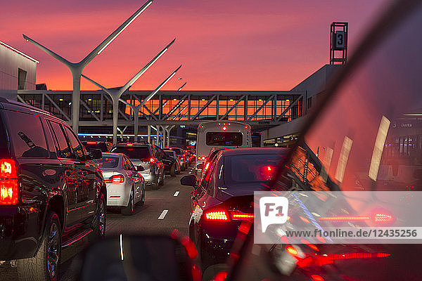 Verkehr auf dem Flughafen von Los Angeles unter einem leuchtend orangen und rosa Sonnenuntergang  Kalifornien  Vereinigte Staaten von Amerika  Nordamerika
