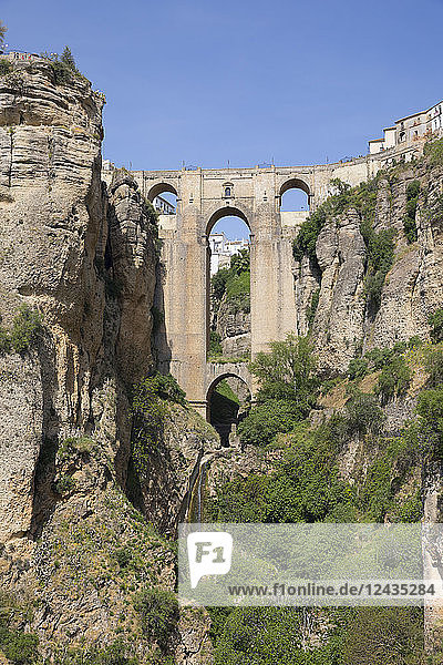 Puente Nuevo (Neue Brücke) und die weiße Stadt auf den Klippen  Ronda  Andalusien  Spanien  Europa