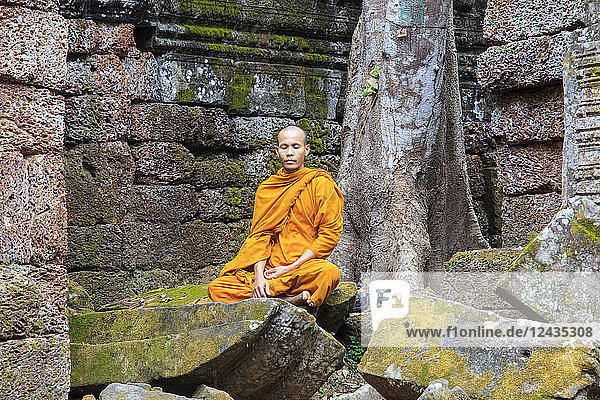 Buddhistischer Mönch in einer Tempelruine in Angkor  UNESCO-Weltkulturerbe  Siem Reap  Kambodscha  Indochina  Südostasien  Asien