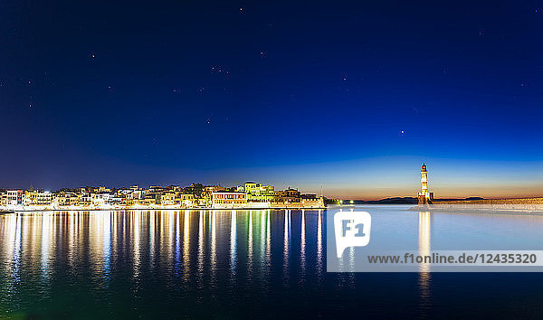 Panoramablick auf den Venezianischen Hafen bei Nacht  Chania  Kreta  Griechische Inseln  Griechenland  Europa
