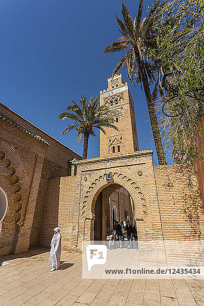 Blick auf die Koutoubia-Moschee  UNESCO-Weltkulturerbe  und den Torbogen bei Tageslicht  Marrakesch  Marokko  Nordafrika  Afrika