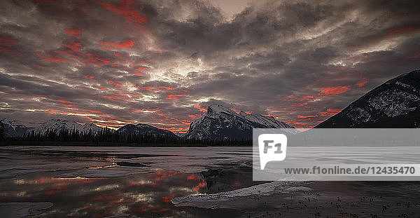 Splendid morning glow in the Vermilion Lakes in winter  Banff National Park  UNESCO World Heritage Site  Alberta  The Rockies  Canada  North America
