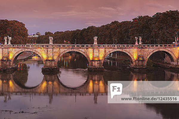 Ponte Sant'Angelo-Brücke spiegelt sich im Tiber bei Sonnenuntergang  Rom  Latium  Italien  Europa