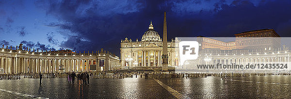 Petersdom  Petersplatz  Kolonnade von Bernini  UNESCO-Weltkulturerbe  Vatikanstadt  Rom  Latium  Italien  Europa
