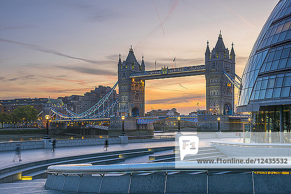 Tower Bridge über die Themse und City Hall  London  England  Vereinigtes Königreich  Europa