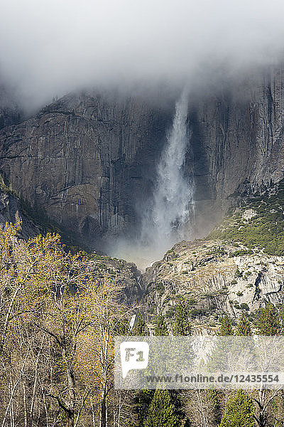 Aus den Wolken auftauchender Wasserfall am El Capitan im Yosemite-Nationalpark  UNESCO-Welterbe  Kalifornien  Vereinigte Staaten von Amerika  Nordamerika