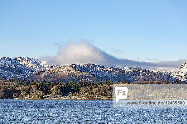Blick auf das Nordende von Windermere in der Nähe von Ambleside  mit schroffen  schneebedeckten Bergen  darunter Helvellyn  Lake District National Park  UNESCO-Weltkulturerbe  Cumbria  England  Vereinigtes Königreich  Europa