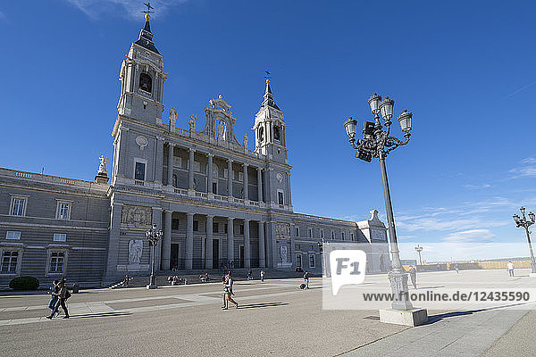 Blick auf die Kathedrale von Madrid an einem sonnigen Morgen  Madrid  Spanien  Europa