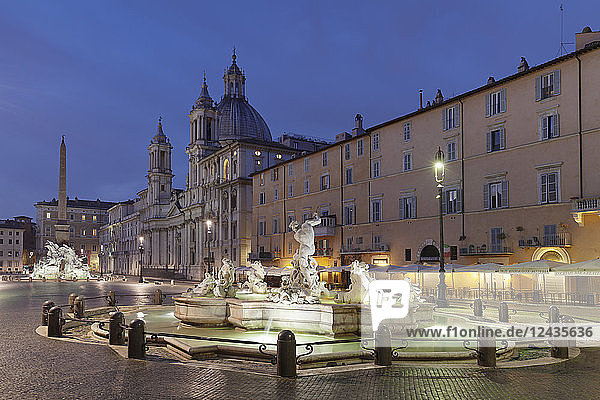 Brunnen Fontana dei Quattro Fiumi  Brunnen Fontana del Moro  Kirche Sant'Agnese in Agone  Piazza Navona  Rom  Latium  Italien  Europa