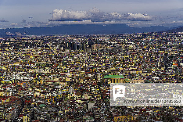Nördliche Stadtsilhouette von Gebäuden mit Wolkenkratzern und Napoli Centrale Bahnhofsbereich  Neapel  Kampanien  Italien  Europa